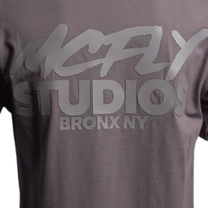 Camiseta minimalista con gráfico de estudio para hombres y mujeres, estampado de logotipo limpio, camiseta diaria premium de algodón gris - Product Image 3