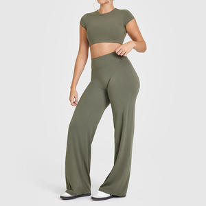 Ensemble de sport réversible 2 pièces pour femme : Haut court dos nu et pantalon de yoga fluide pour la gym et le fitness - Product Image 6