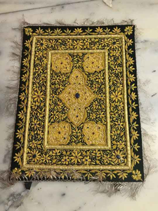 Tapis de bijou Zari traditionnel fait à la main Un chef-d 'œuvre d'art avec des pierres semi-précieuses pour des espaces élégants et sophistiqués - Product Image 4