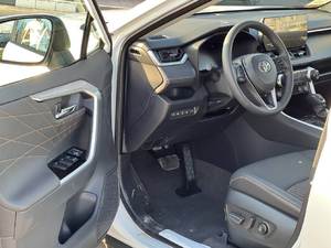 Toyota RAV4 Fashion Plus 2.0L d'occasion propre, modèle 2024 - Product Image 4