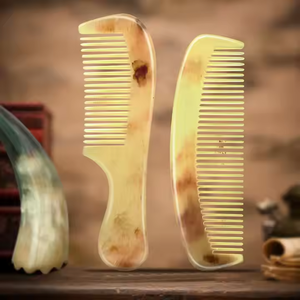 Peine de cuerno tradicional para el cuidado del cabello suave y sin enredos de Crescent Crafts - Product Image 1