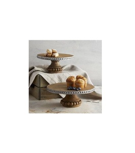 Présentoir à gâteaux en bois de style fermier avec pieds sculptés et charme rustique idéal pour un mariage vintage ou un anniversaire. - Product Image 1