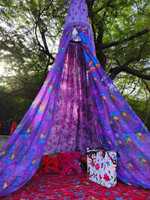Tente de réception bohème violette pour décoration de mariage, drapage de lit extérieur, espace de méditation, toile de fond pour glamping et jardin hippie