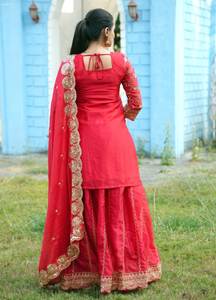 Tenue de fête Costume Lehenga avec travail brodé de séquence - Product Image 3