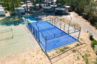 Équipement de terrain de padel panoramique moderne, terrain de padel en verre panoramique pour clubs intérieurs et sports en plein air