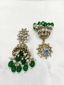 Ensemble de collier de mariée en perles Kundan avec boucles d'oreilles en perles vertes Maang Tikka Bijoux de mariage indiens - Product Image 3