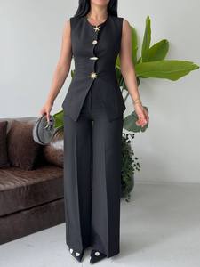 Ensemble tailleur noir élégant pour femme avec détails boutonnés, pantalon large en satin de couleur unie et haut sans manches, idéal pour l'automne - Product Image 6