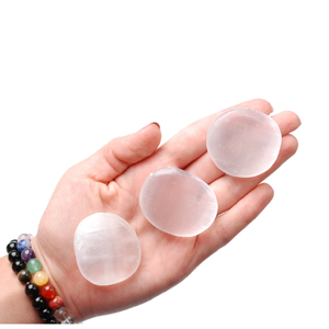 Piedra plana Palma selenita Palma plana cristal piedra preciosa Piedra Natural plana forma ovalada bolsillo piedra Protección mayorista - Product Image 1