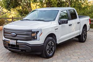 SUPER CLEAN 2023 F-O-R-D F-150 LIGHTNING LISTO PARA ENVIAR - Product Image 2