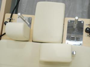Reformer Commercial Robuste en Bois d'Érable Blanc avec Sangles en Cuir, Design Personnalisé et Ajustable, Idéal pour une Utilisation Saine et Optimale - Product Image 4