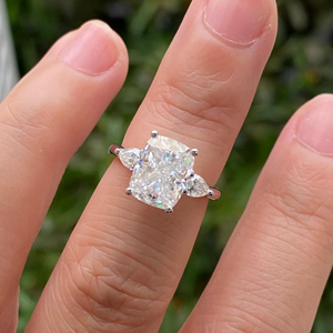 Iced Jewelz, anillo de compromiso de diamante de corte radiante de moissanita de 3,25 quilates, Juego de puntas certificado IGI de oro amarillo de 10K - Product Image 4