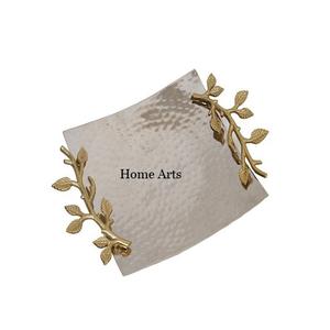 Plateau de nourriture en acier inoxydable martelé avec poignées de feuille dernière conception plateau de service de nourriture de couleur argent par Home Arts - Product Image 1