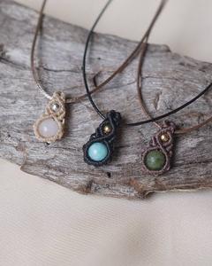 Nouveauté : Pendentif de fiançailles ou de mariage en macramé vintage fait main avec pierre de calcédoine verte sertie en forme ovale de 22 à 25 mm - Product Image 2