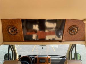 Fourgon de luxe d'occasion 2014 Be nz Sprinter, conversion, moteur turbodiesel V6 de 3,0 litres, sièges pivotants, argent, charge utile de 4000 kg, 2500-27200 - Product Image 2