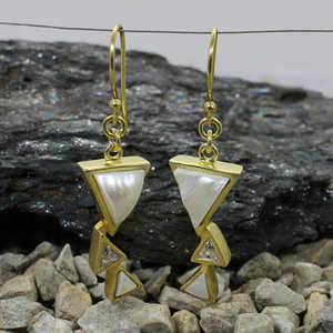 Vente en gros Boucles d'oreilles pendantes perle blanche et topaze blanche Bijoux élégants en perles - Product Image 1