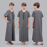 Jubba islamique pour enfants, robe saoudienne, robe de prière du Ramadan, robe à poches pour garçons, thobe musulman, gris, manches courtes, col en V brodé, kaftan