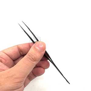 Pinzas Profesionales Rectas con Dije de Bad Bunny, Acabado Negro Mate, Personalizables, de Acero Inoxidable, Instrumentos de Belleza Profesionales - Product Image 5