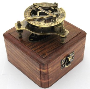 Brújula de latón macizo antiguo de excelente calidad para exploradores, entusiastas del aire libre, Empresas Náuticas, precio de fábrica India - Product Image 1