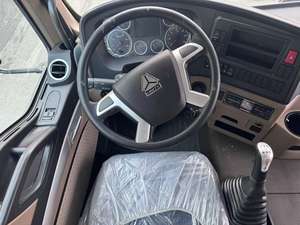 Sinotruck Howo Tx 8x4 Hand Drive Dump Truck untuk dijual truk Tipper 12 roda dengan kapasitas 30-50 ton untuk transportasi - Product Image 4