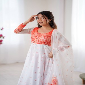 Robe élégante en soie organza Taby avec manches longues, impression numérique, travail à la main, pantalon en coton Dupatta et beurre assorti - Product Image 4