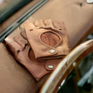 ถุงมือขับรถหนังแท้คุณภาพสูงสไตล์คลาสสิก แฟชั่นใหม่สำหรับฤดูหนาว เหมาะสำหรับผู้ชายและผู้หญิง ราคาสมเหตุสมผล สีดำ - Product Image 4