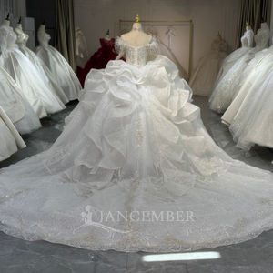 Robe de mariée élégante et moderne XS253, longue, à col bateau, en plumes et cristaux, avec applications en dentelle bouffante et motifs floraux - Product Image 4