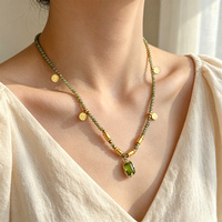 Collier vintage en perles dorées et vertes, pendentif carré rétro, collier ras du cou élégant pour femmes, bijoux de mode pour tous les jours