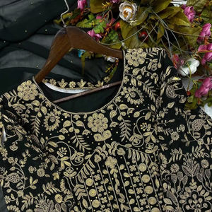 Nouveau haut et palazzo de créateur en pur georgette lourd avec broderie de cordon, de sequins et de diamants, et dupatta en dentelle et diamants - Product Image 1