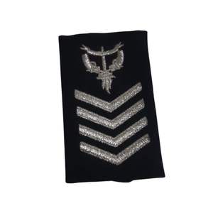 Ceci est un écusson de grade britannique, probablement un grade de cadet de l'Aviation royale (RAF), grade de fonctionnaire non commissionné (NCO) ou grade de fonctionnaire de soutien (Warrant Office). - Product Image 1
