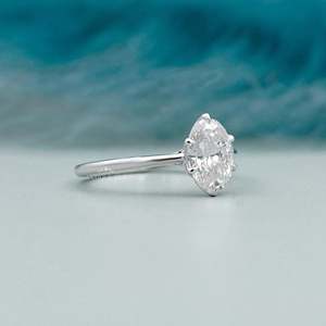 Anillo de Compromiso de Oro Blanco con Certificado IGI, Solitario Ovalado con Diamantes Engastados en 6 Puntas - Product Image 2