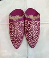 Mules marocaines plates en cuir magenta faites à la main, gravées mandala, plusieurs couleurs disponibles