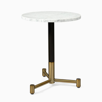 Table basse carrée classique avec plateau en marbre et bord en laiton, base en fer noir, style parisien, meubles d'intérieur et d'extérieur pour restaurant