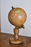 Petit globe en bois pour les amateurs de voyages avec des impressions de cartes dessinées à la main et un mouvement circulaire élégant