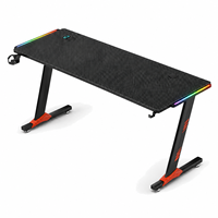 Bureau de jeu noir avec plateau rectangulaire côtelé et pieds orange pour bureaux à domicile, salles d'étude et salles de jeu