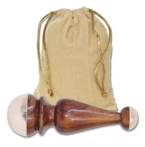 ไม้กดจุดคันซ่าทำมือ ใช้ได้สองแบบ เป็นมิตรกับสิ่งแวดล้อม ด้ามจับไม้ สำหรับนวดหน้าและหลัง ลูกบอลแข็ง บรรเทาความเครียด ขายส่งจากอินเดีย - Product Image 1