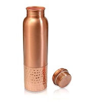 Bouteille en cuivre artisanale haut de gamme pour le stockage d'eau naturelle, hydratation écologique, durable, légère, sérigraphiée