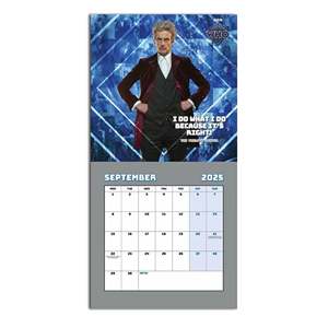 ปฏิทินตั้งโต๊ะแบบพับได้ รุ่นคลาสสิก ปี 2025 สำหรับแฟนคลับ Doctor Who พร้อมฟังก์ชั่นนาฬิกาและอุปกรณ์สำนักงาน - Product Image 5