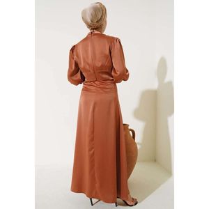 Carreau de robe de soirée en satin avec façade en pierre - Product Image 1