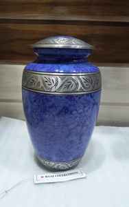 Urna funeraria de metal de alta demanda para cenizas humanas Elegancia clásica con suministro de detalles artísticos de la India - Product Image 2