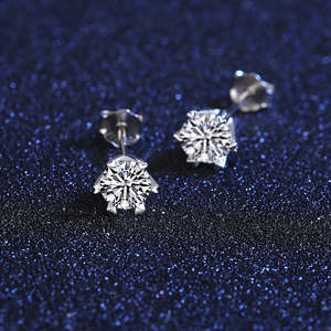 Pendientes de Moissanita con Forma de Corazón de 1 Quilate, Brillantes y Elegantes - Product Image 2