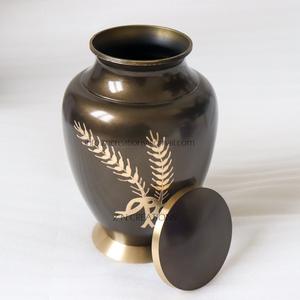 Urnes funéraires en laiton de qualité supérieure gravées à la main pour cendres humaines, urnes en laiton personnalisées, urnes en laiton artisanales pour cendres d'adultes, vente en gros - Product Image 4