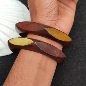 Bracelet en bois de créateur avec ange sculpté Bracelet rond écologique fait à la main Bijoux de mode élégants de HUMAYUN WORLD CRAFTS - Product Image 1