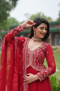 Robes Anarkali pour femmes, dernières tendances, design fantaisie, matière effet fleuri, sequins épais, broderies multi-fils et Zari. - Product Image 4