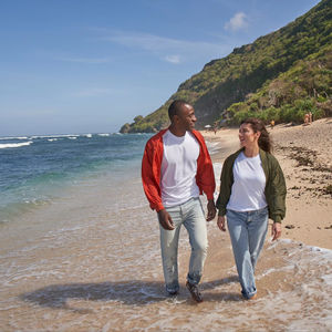 Chaqueta de poliéster tejida informal negra, impermeable, de secado rápido, ecológica, autosustentable, con acabado de verano y diseño de luna llena nocturna. - Product Image 2