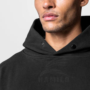 เสื้อมีฮู้ดแบบสวมหัวผ้าฝ้าย100% ทนทานสำหรับผู้ชายระบายอากาศได้และย้อมสีล้วนพร้อมลายตัวอักษรสำหรับฤดูหนาว - Product Image 3