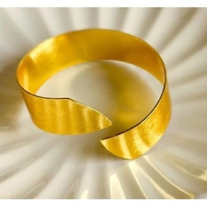 Bracelets classiques faits à la main en laiton plaqué or, style élégant avec design classique - Product Image 1