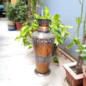 Vase à fleurs rond rustique en métal avec texture martelée et finition en laiton antique parfait pour le style de maison vintage - Product Image 1