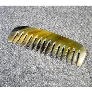 Peigne à cheveux artisanal en corne de buffle écologique, style animal, durable, objet d'art de collection, expédition rapide - Product Image 1