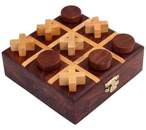 Jeu de Tic Tac Toe en bois décoratif offrant un design classique, un look intemporel et un jeu stratégique agréable - Product Image 1