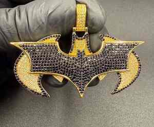 Pendentifs uniques de style HipHop en argent sterling 925 avec finition or rhodié, logo de super-héros jaune et noir, moissanite taille brillant, ailes - Product Image 4